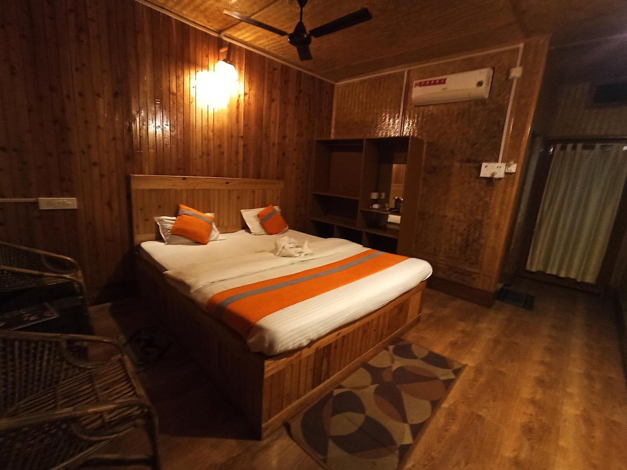 Grasshopper Jungle Queen Resort Chālsa Екстериор снимка