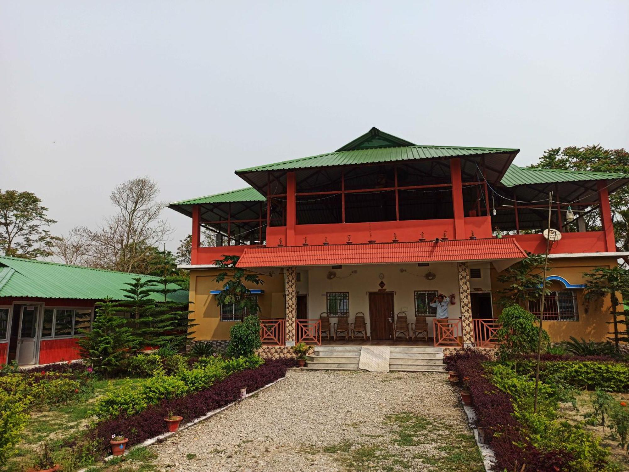 Grasshopper Jungle Queen Resort Chālsa Екстериор снимка