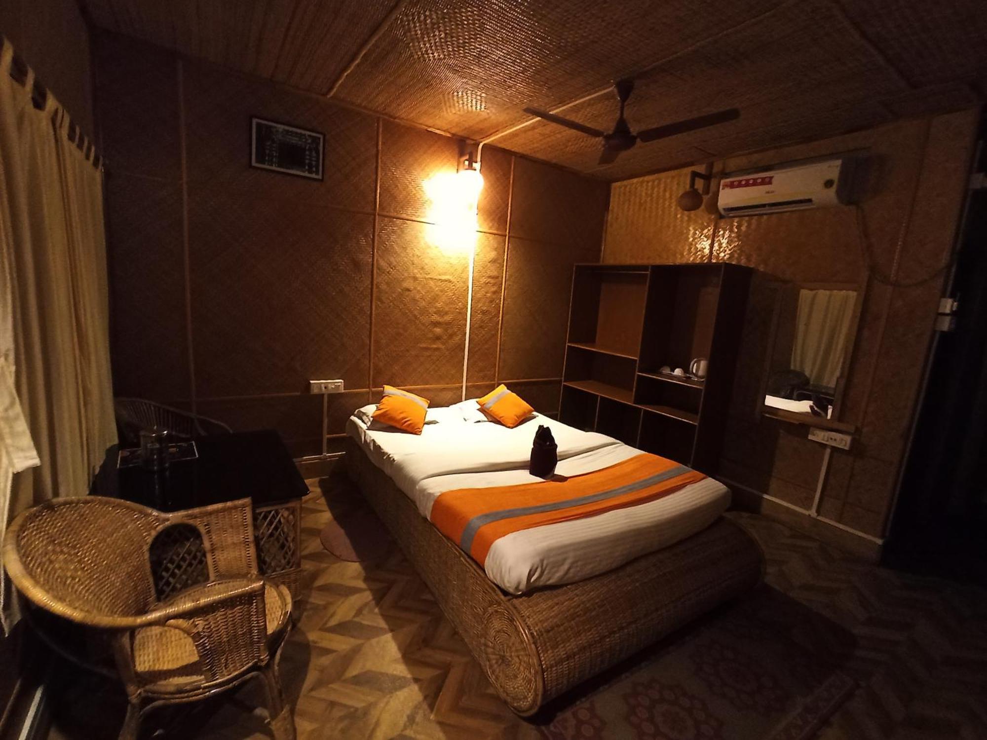 Grasshopper Jungle Queen Resort Chālsa Екстериор снимка